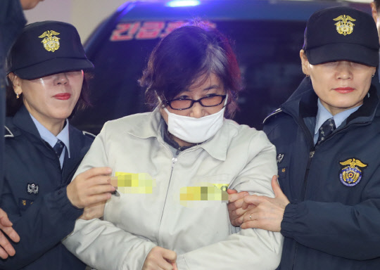 특검의 출석 요구에 불응하다가 체포 영장이 집행된 '비선 실세' 최순실 씨가 26일 오전 서울 강남구 대치동 특검팀으로 재소환되고 있다.